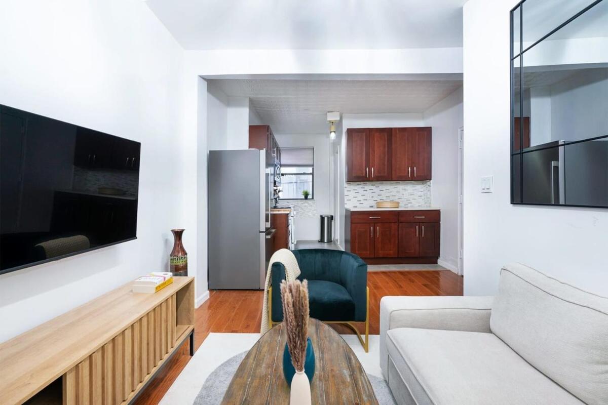 454-3e Prime Location 1br Newly Furnished Apartment
